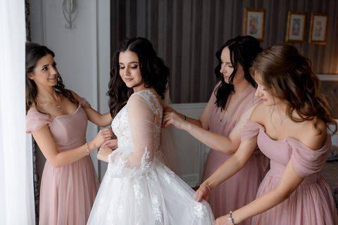 Confused about Sewing Bridesmaid Uniforms? Take a look at 5 recommended styles you can try