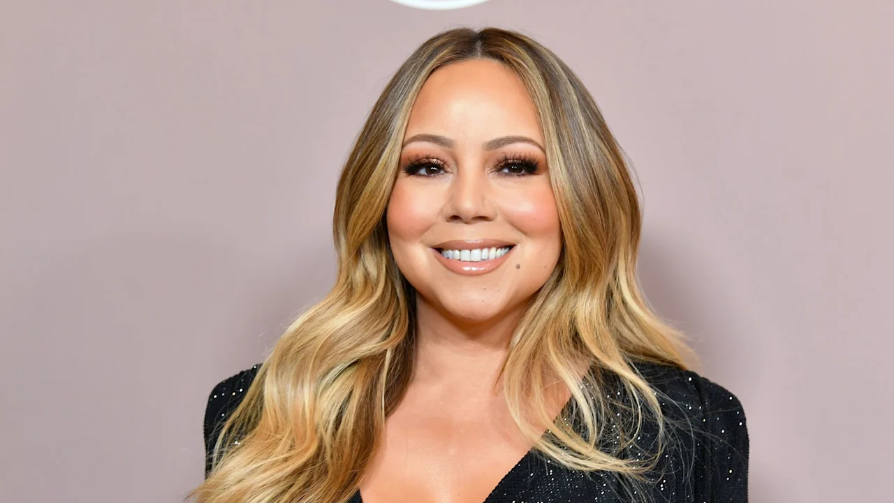 Mariah Carey dazzles suckers in stunning gown with incredibly high tear
